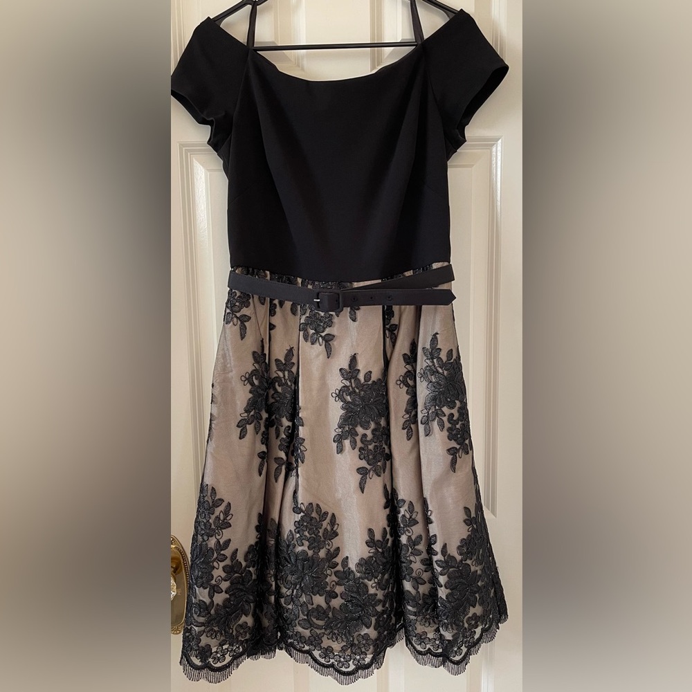 Eliza J - Off the Shoulder Lace Dress with Beaded Appliqué Size 10 - EUC! - Picture 2 of 3
